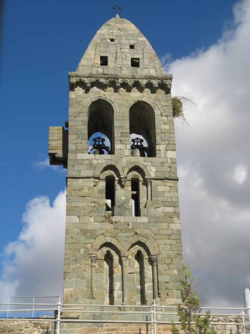 Torre románica de la Iglesia de Mombuey. Zamora.
