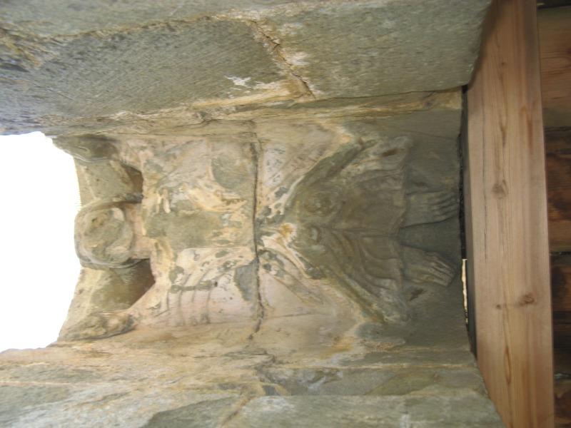 Detalle de uno de los vanos. Torre de la Iglesia de Mombuey. Zamora.